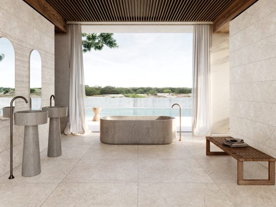 Baño moderno con paredes de mármol, bañera negra y lavabo de piedra. Suelo de mármol.