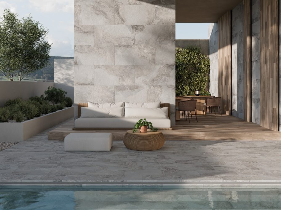 Terraza moderna con asientos, plantas y una mesa de comedor al aire libre junto a una piscina.