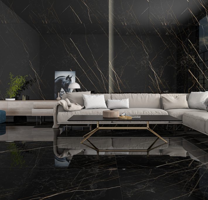 Salón moderno con sofá claro, mesa de centro y paredes de mármol negro. Decoración minimalista.