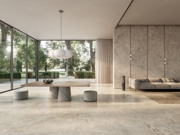 Sala moderna con mesa y sillones, grandes ventanales y vista al exterior.